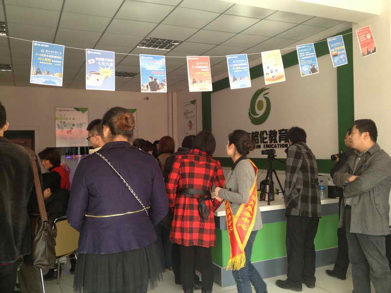 加盟商正在参观格伦教育涿州加盟店